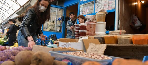 Сухумский рынок перед закрытием на карантин  - Sputnik Абхазия