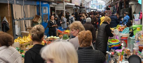 Сухумский рынок перед закрытием на карантин  - Sputnik Аҧсны