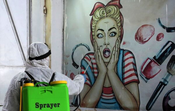 Волонтер проводит дезинфекцию в пригороде Багдада в качестве меры профилактики распространения коронавируса.  - Sputnik Абхазия