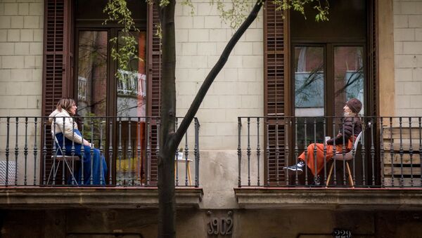 Женщины общаются между собой со своих балконов в Барселоне - Sputnik Аҧсны