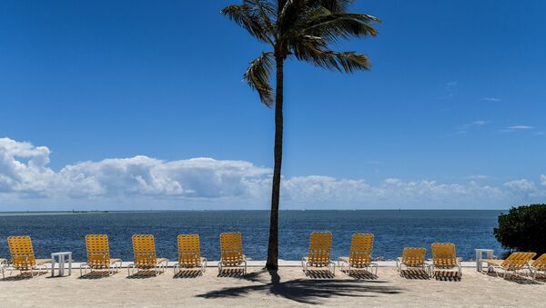 Пустые шезлонги на курорте во Флорида-Кис, закрытом для посетителей во время вспышки коронавируса  - Sputnik Аҧсны