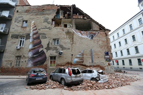 Поврежденные автомобили после землетрясения в Загребе, Хорватия - Sputnik Абхазия