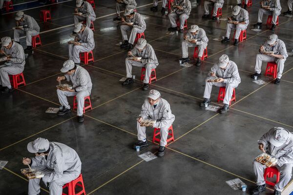 Работники во время обеденного перерыва на автозаводе Dongfeng Honda в Ухане, Китай. Регион начинает возвращаться к обычной жизни после вспышки коронавируса. Динамика заболеваемости пошла на убыль.  - Sputnik Абхазия