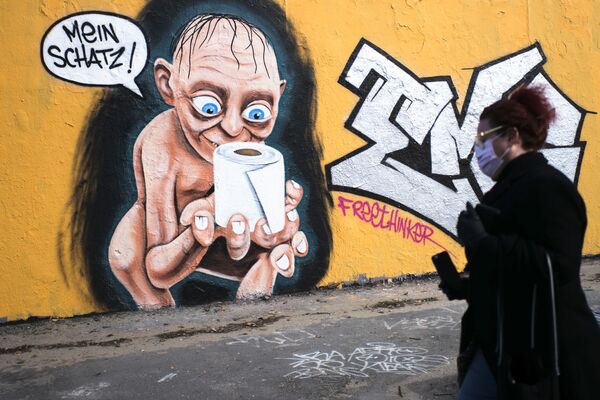 Граффити с изображением персонажа Голлума из фильма Властелин колец с рулоном туалетной бумаги и надписью Моя прелесть в Берлине, Германия - Sputnik Абхазия