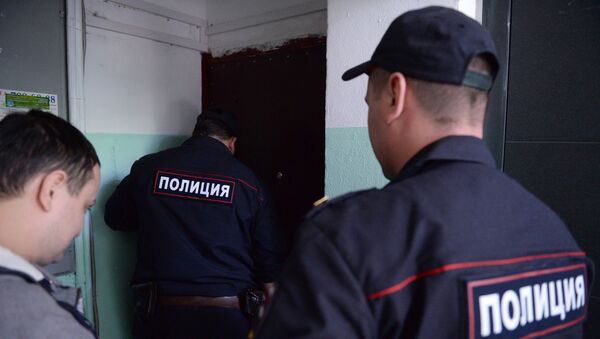 Сотрудники полиции стоят у двери квартиры - Sputnik Абхазия