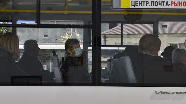 Женщина в маске в общественном транспорте  - Sputnik Абхазия