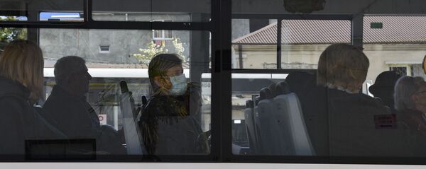 Женщина в маске в общественном транспорте  Женщина в маске в общественном транспорте  - Sputnik Абхазия