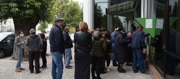 Очередь у банкомата в Сухуме  - Sputnik Абхазия