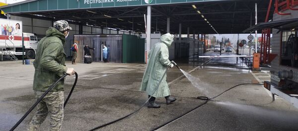 Сотрудники МЧС Абхазии провели дезинфекцию хлорсодержащим составом КПП Псоу Сотрудники МЧС Абхазии провели дезинфекцию хлорсодержащим составом КПП Псоу - Sputnik Абхазия