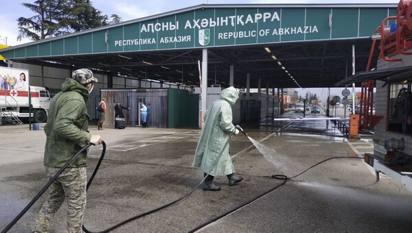 Сотрудники МЧС Абхазии провели дезинфекцию хлорсодержащим составом КПП Псоу - Sputnik Абхазия