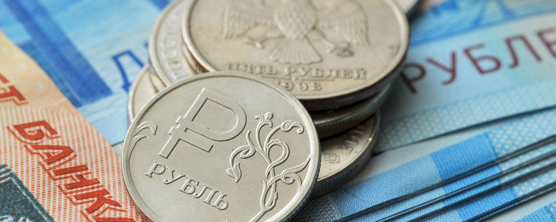 Монета номиналом 1 рубль и банкноты номиналом 2000 рублей и 5000 рублей. - Sputnik Аҧсны, 1920, 03.03.2023