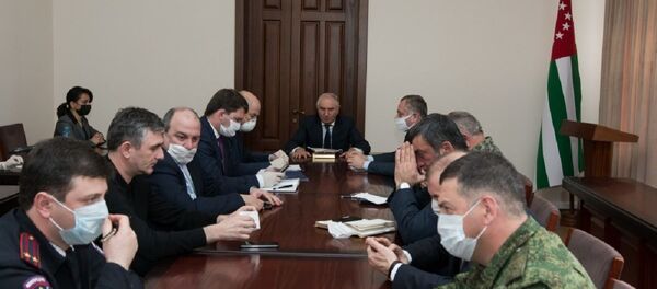 Валерий Бганба провёл совещание с членами Координационного штаба по защите населения от коронавирусной инфекции 2019-nCoV. Валерий Бганба провёл совещание с членами Координационного штаба по защите населения от коронавирусной инфекции 2019-nCoV. - Sputnik Абхазия