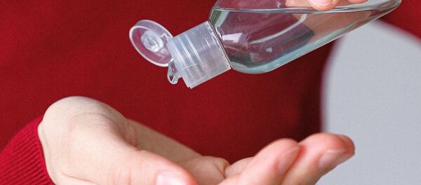 Девушка с антисептиком в руках  Девушка с антисептиком в руках  - Sputnik Абхазия