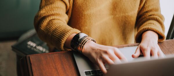 Девушка за ноутбуком Девушка за ноутбуком - Sputnik Абхазия