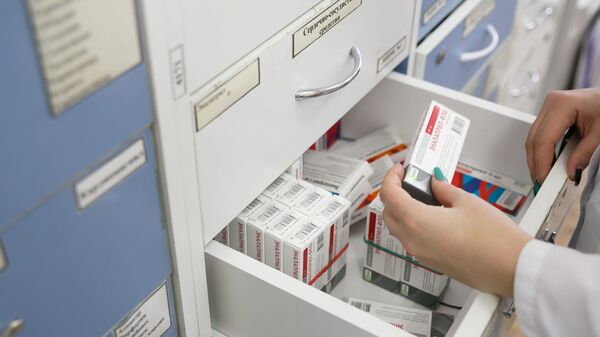 Фармацевт выбирает лекарство в аптеке  - Sputnik Абхазия