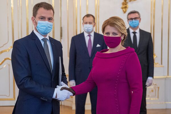 Президент Словакии Зузана Чапутова и премьер-министр Словакии Игорь Матович в медицинских масках - Sputnik Абхазия