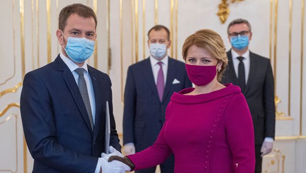 Президент Словакии Зузана Чапутова и премьер-министр Словакии Игорь Матович в медицинских масках - Sputnik Абхазия