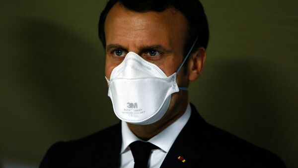 Президент Франции Эммануэль Макрон в медицинской маске - Sputnik Абхазия