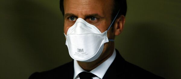 Президент Франции Эммануэль Макрон в медицинской маске Президент Франции Эммануэль Макрон в медицинской маске - Sputnik Абхазия