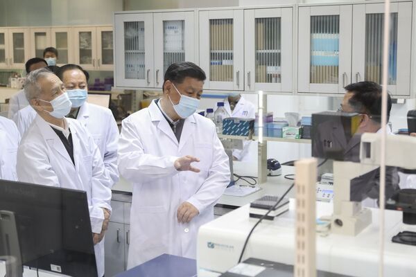 Президент Китая Си Цзиньпин в защитной маске во время визита в Академию военно-медицинских наук в Пекине - Sputnik Абхазия