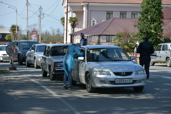 Медики Абхазии измеряли температуру водителей и пассажиров на постах ГАИ. - Sputnik Абхазия