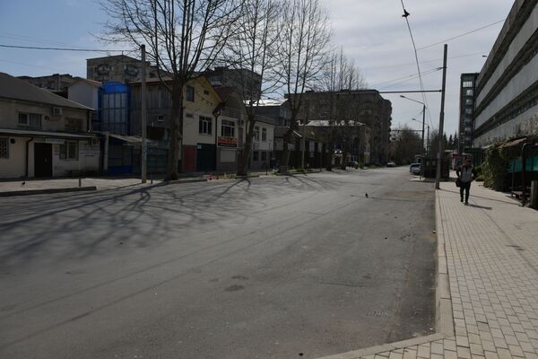 Так выглядел «карантинный» сухумский рынок, остановка общественного транспорта - Sputnik Абхазия