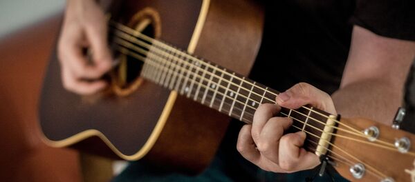 Игра на гитаре Игра на гитаре - Sputnik Абхазия