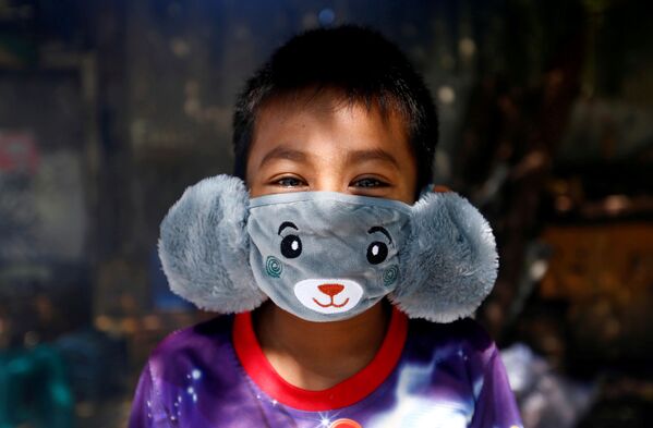 Мальчик в самодельной маске в Джакарте, Индонезия - Sputnik Абхазия
