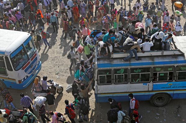 Трудовые мигранты в переполненных автобусах в Индии. Из-за отсутствия работы в связи с распространением коронавируса им приходится возвращаться в родные деревни.  - Sputnik Абхазия