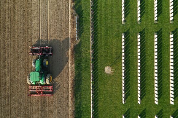 Фермер подготавливает землю к посеву сахарной свеклы во Франции - Sputnik Абхазия