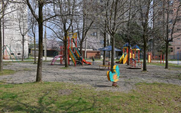 Дети играют на детской площадке на улице Аргун, 23 - Sputnik Абхазия