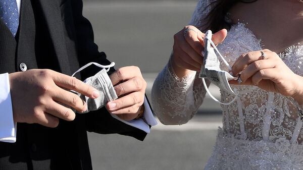 Вьетнамские туристы в свадебных нарядах в Париже  - Sputnik Абхазия