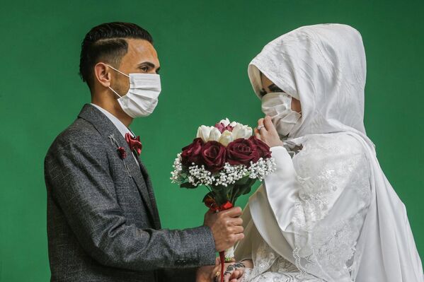 Молодожены во время свадебной фотосессии в Газе  - Sputnik Абхазия