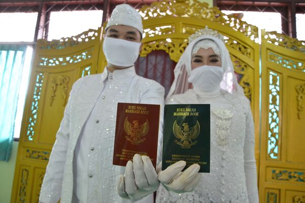Молодожены со свадебными сертификатами в Джакарте  - Sputnik Абхазия