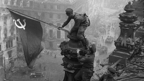 Великая Отечественная война 1941-1945 годов. Знамя Победы на здании Рейхстага в Берлине. - Sputnik Абхазия
