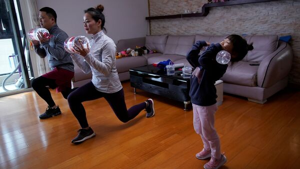 Дино Лин, Стелла Чжан и Вово Лин во время онлайн-тренировки у себя дома в Шанхае, Китай - Sputnik Абхазия