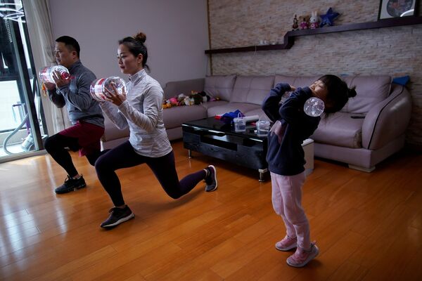 Дино Лин, Стелла Чжан и Вово Лин во время онлайн-тренировки у себя дома в Шанхае, Китай - Sputnik Абхазия