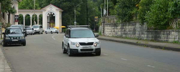 Движение автотранспорта в Гаграх. Движение автотранспорта в Гаграх. - Sputnik Абхазия