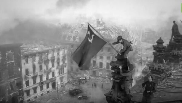 Знамя Победы над Рейхстагом: RT воссоздал момент исторического снимка - Sputnik Абхазия