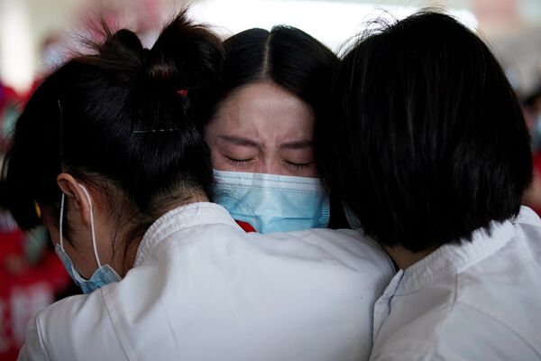  Медицинские работники в международном аэропорту Ухань-Тяньхэ, Китай  - Sputnik Абхазия