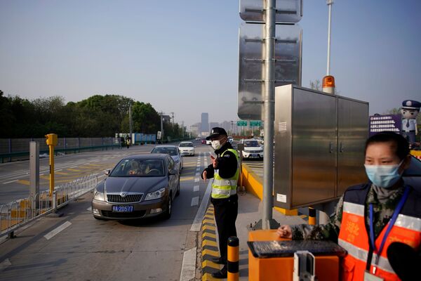Полицейский на платной скоростной автомагистрали на выезд из Уханя, Китай - Sputnik Абхазия