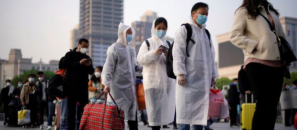 Путешественники в очереди возле железнодорожной станции Ханькоу, Китай Путешественники в очереди возле железнодорожной станции Ханькоу, Китай - Sputnik Абхазия