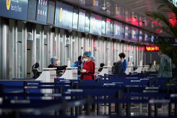 Пассажиры в аэропорту Уханя - Sputnik Абхазия