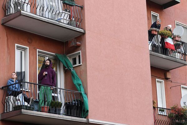 Люди на балконах во время карантина в Милане, Италия - Sputnik Абхазия
