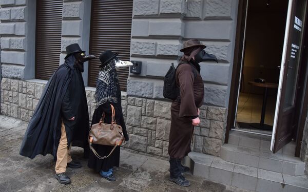 Люди в костюмах чумных докторов на улице Львова, Украина - Sputnik Абхазия