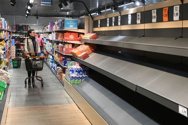 Пустые полки в супермаркете в Мадриде - Sputnik Абхазия