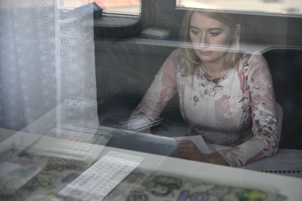 Женщина на удаленной работе у себя дома в Ростове-на-Дону - Sputnik Абхазия