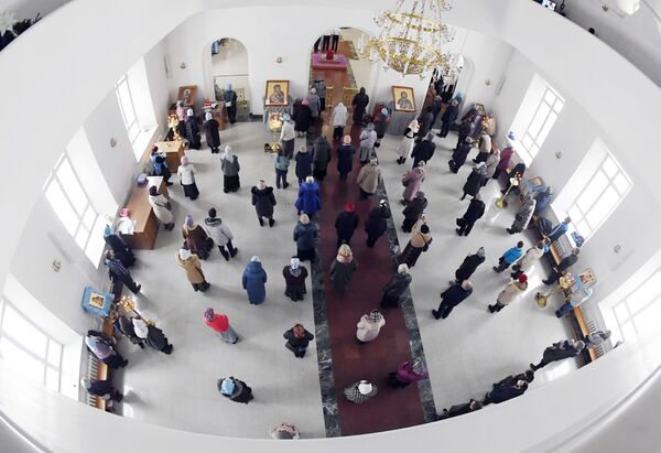 Прихожане во время православной службы в Благовещенском соборе в Тюмени - Sputnik Абхазия