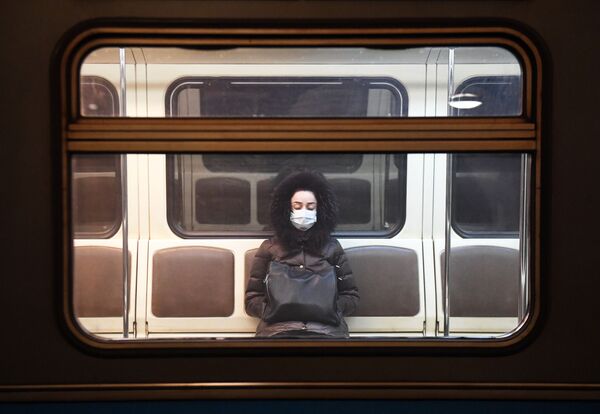 Девушка в вагоне московского метрополитена во время карантина - Sputnik Абхазия