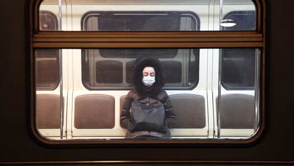 Девушка в вагоне московского метрополитена во время карантина - Sputnik Абхазия